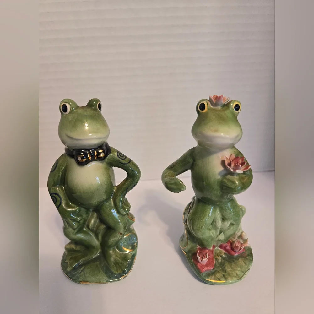 Appletree Desing. Alfrogo & Frogalina A Salt & Pepper Shaker Couple.